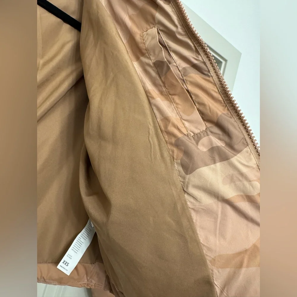 Fabletics Cloudshell Cropped Puffer Jacket XXS Beige Camo - Picture 6 of 15